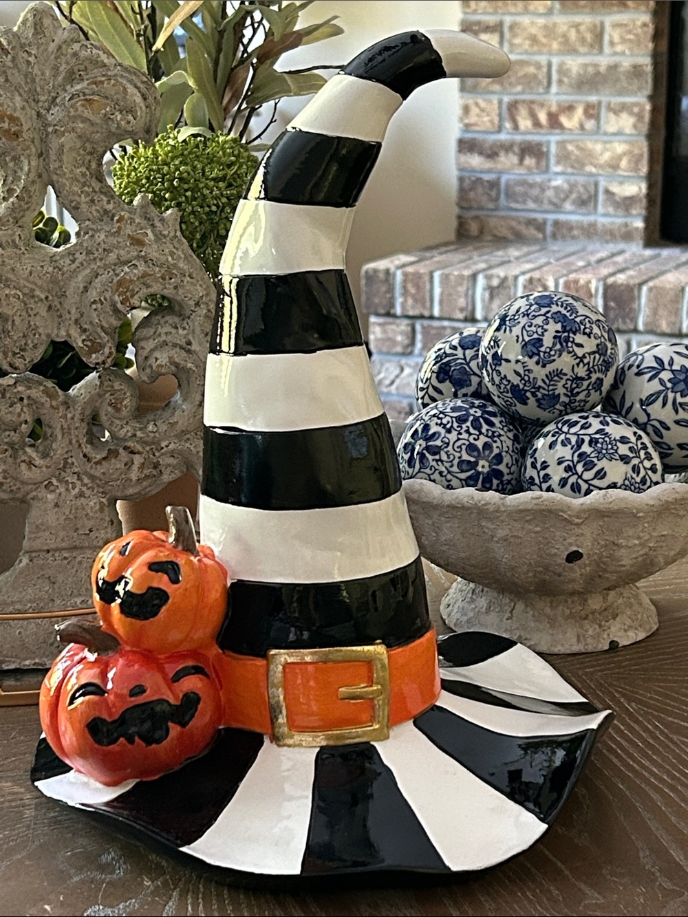 NEW! LARGE Ceramic Resin Salem Witch Hat Halloween Centerpiece Orange Pumpkins